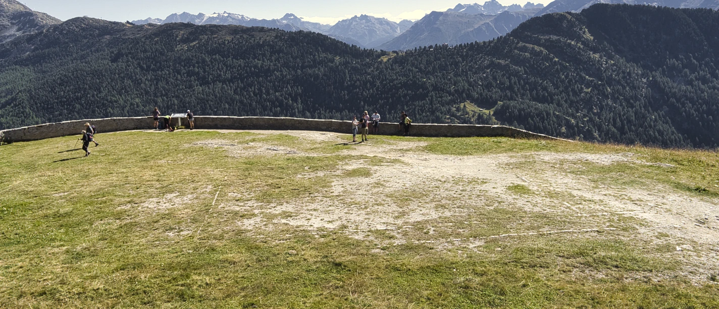 Der historische Tennisplatz beim Aletschbord thront hoch über dem Grossen Aletschgletscher. Der historische Tennisplatz beim Aletschbord thront hoch über dem Grossen Aletschgletscher.