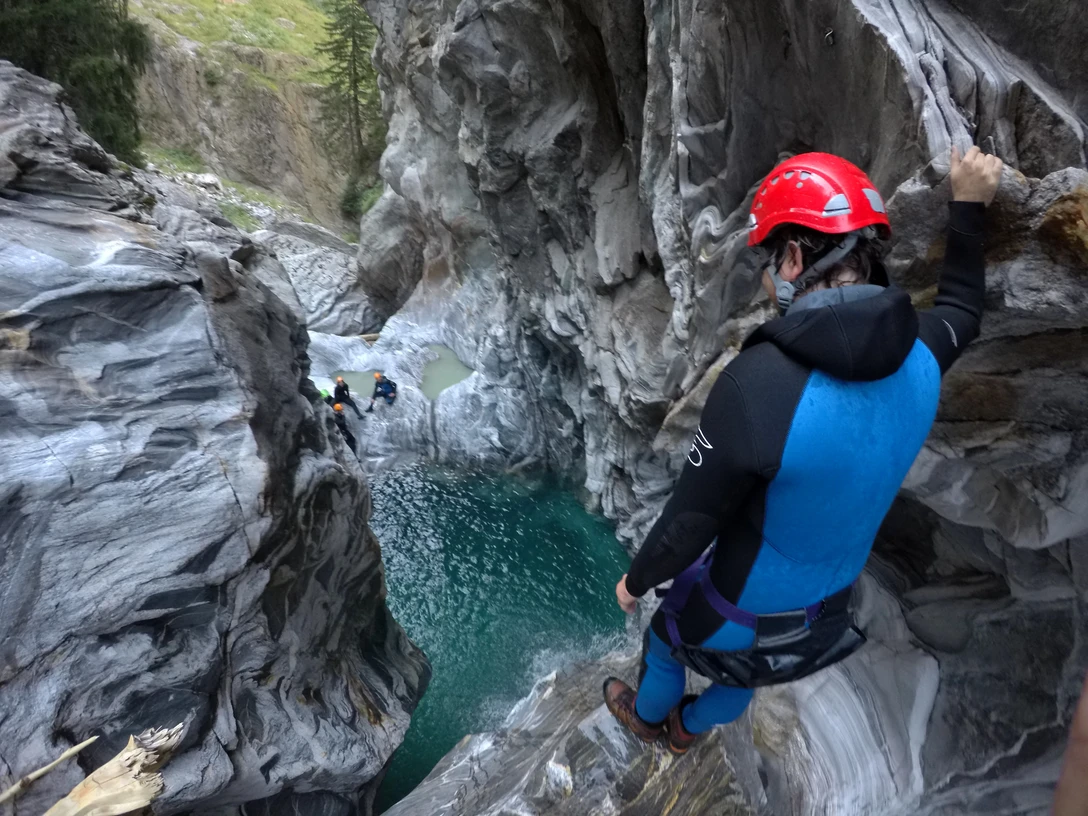 Für Abenteuerlustige ist die Durchquerung der Massaschlucht mittels Canyoning genau das Richtige. Für Abenteuerlustige ist die Durchquerung der Massaschlucht mittels Canyoning genau das Richtige.