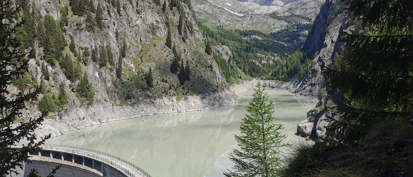 Ganz nah kommt man dem Wasser, wenn man auf dem Klettersteig den Stausee umrundet. Ganz nah kommt man dem Wasser, wenn man auf dem Klettersteig den Stausee umrundet.
