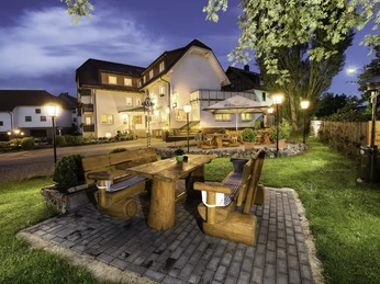 Zur Zweere, Eimelrod, Außenaufnahme abends Zur Zweere, Eimelrod, Außenaufnahme abends