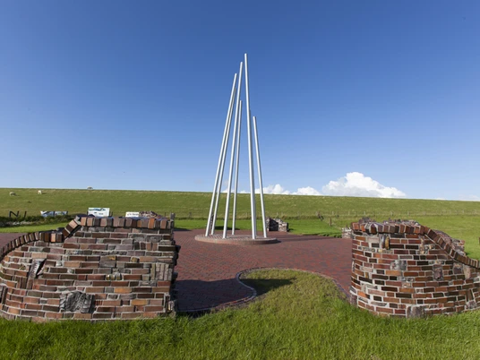 Skulptur - Turmbau zu Babel. Hütte Gottes bei den Menschen; Langwarden.jpg