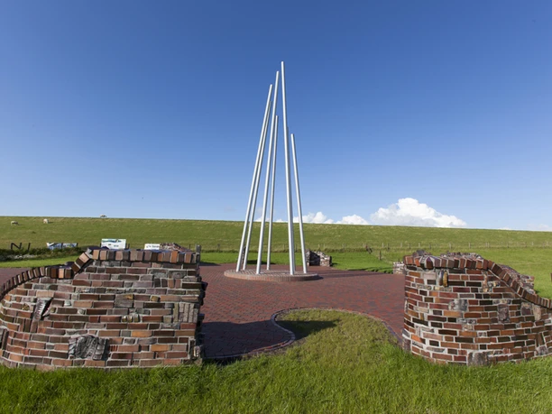 Skulptur - Turmbau zu Babel. Hütte Gottes bei den Menschen; Langwarden.jpg