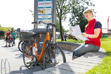 Radfahrerin mit Stadtplan.jpg