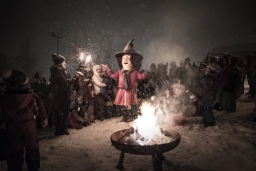 Vero, die kleine Belalphexe feiert mit ihren Freunden Weihnachten.