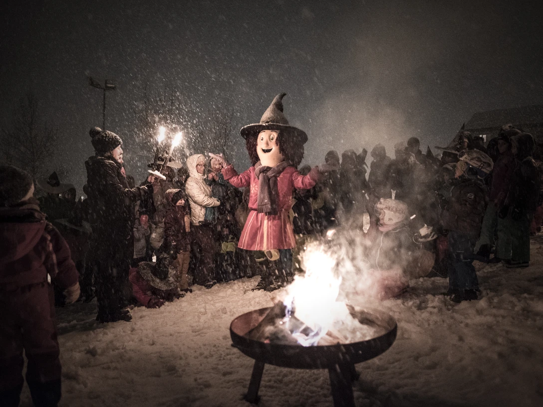 Vero, die kleine Belalphexe feiert mit ihren Freunden Weihnachten. Vero, die kleine Belalphexe feiert mit ihren Freunden Weihnachten.