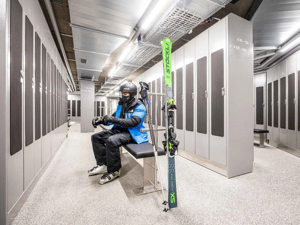 eiger-express-grindelwald-terminal-skidepot-skifahrer-mit-maske.jpg