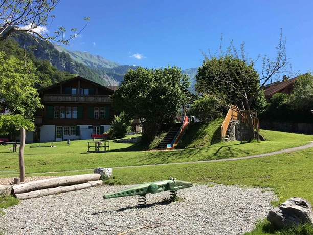 spielplatz-max-buri-brienz-ruschbahn-tunnel-schaukel.jpg