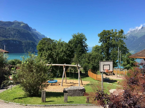 spielplatz-max-buri-brienz-schaukel-basketball.jpg