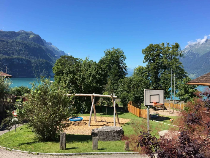 spielplatz-max-buri-brienz-schaukel-basketball.jpg