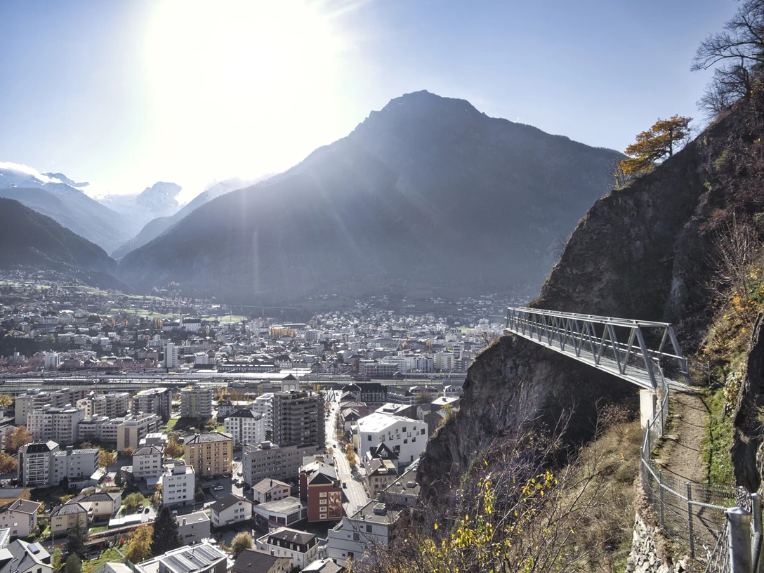 Zahlreiche Wanderwege führen über die bekannte Lötschberger-Brücke mit herrlichem Ausblick über ganz Naters. Zahlreiche Wanderwege führen über die bekannte Lötschberger-Brücke mit herrlichem Ausblick über ganz Naters.