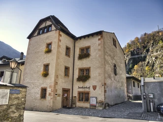 Der Junkerhof ist heute Sitz der Gemeindeverwaltung in Naters. Der Junkerhof ist heute Sitz der Gemeindeverwaltung in Naters.
