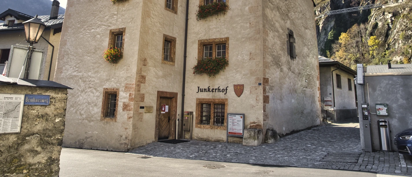 Der Junkerhof ist heute Sitz der Gemeindeverwaltung in Naters. Der Junkerhof ist heute Sitz der Gemeindeverwaltung in Naters.
