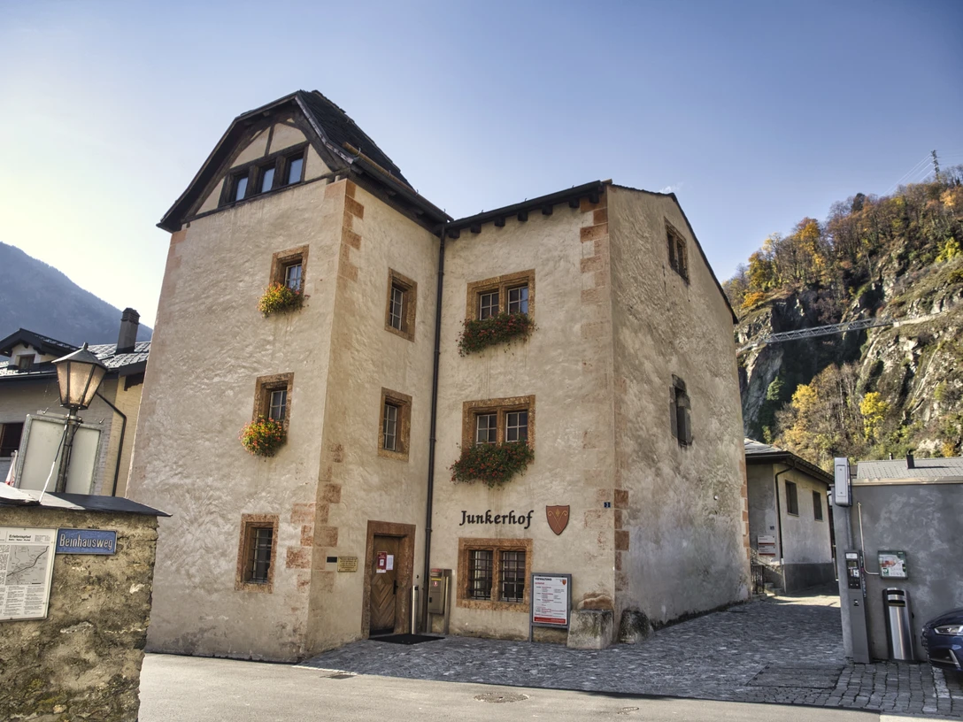 Today, the Junkerhof is the seat of the municipal administration in Naters. Der Junkerhof ist heute Sitz der Gemeindeverwaltung in Naters.Today, the Junkerhof is the seat of the municipal administration in Naters.