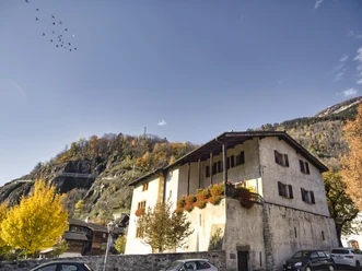 Der älteste Teil des Pfarrhauses ist der Wohnturm im Osten aus dem 12. Jahrhundert. Der älteste Teil des Pfarrhauses ist der Wohnturm im Osten aus dem 12. Jahrhundert.
