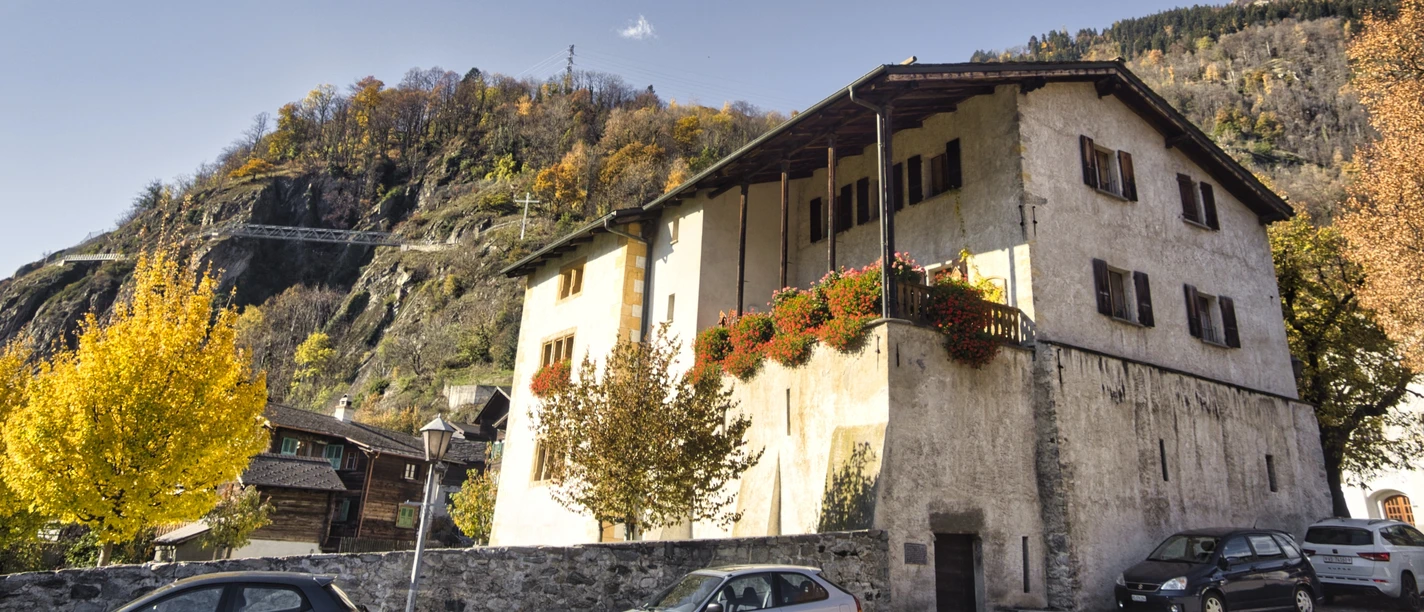 Der älteste Teil des Pfarrhauses ist der Wohnturm im Osten aus dem 12. Jahrhundert. Der älteste Teil des Pfarrhauses ist der Wohnturm im Osten aus dem 12. Jahrhundert.