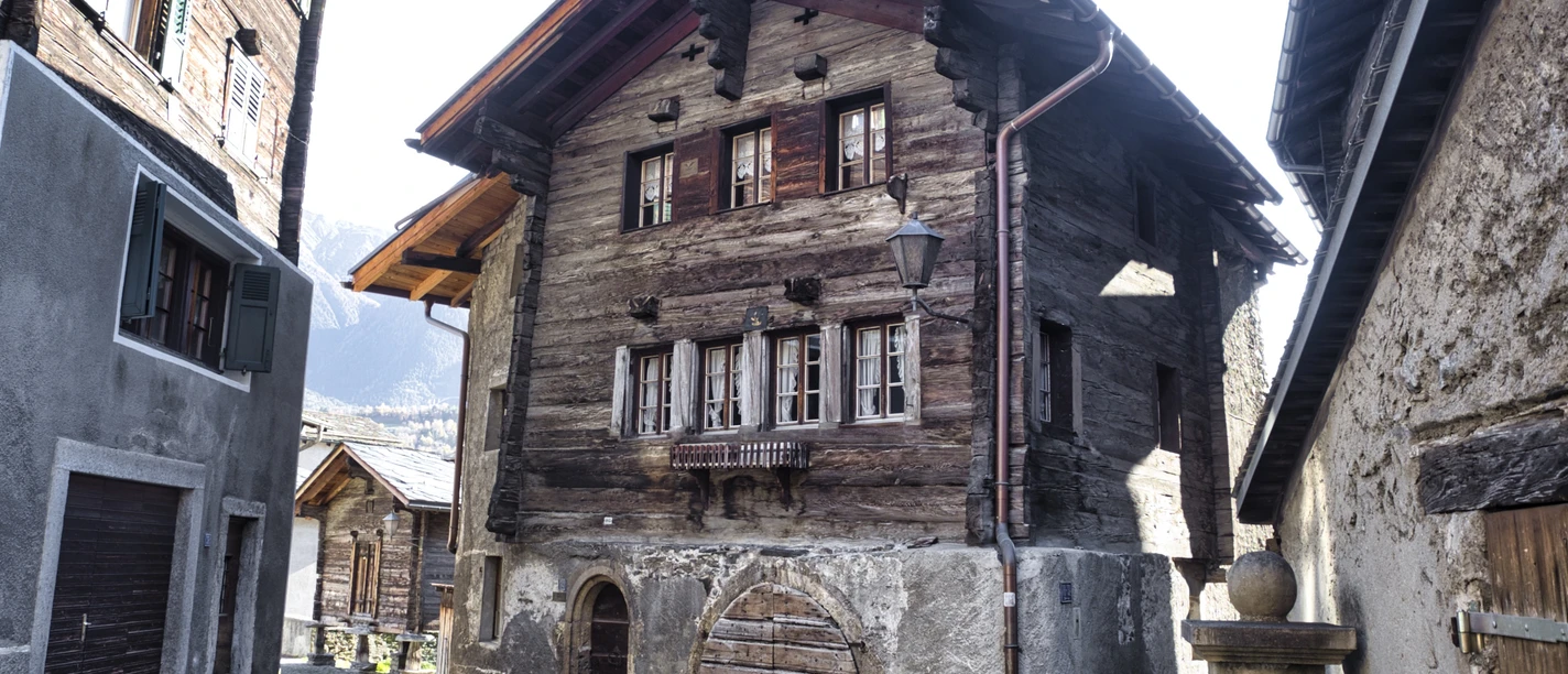 Am kleinen Kramplatz in der Judengasse steht eines der ältesten Häuser von Naters. Am kleinen Kramplatz in der Judengasse steht eines der ältesten Häuser von Naters.