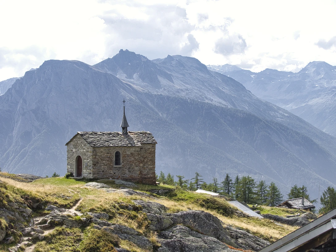 Die Kapelle Maria zum Schnee ist das Herzstück der Alpsiedlung Nesselalp. Die Kapelle Maria zum Schnee ist das Herzstück der Alpsiedlung Nesselalp.