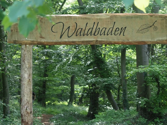 Eingang zum Waldbaden-Areal in Bad Laer Eingang zum Waldbaden-Areal Entrance to the forest bathing areaIndgang til skovens badeområdeIngang tot de badzone in het bos