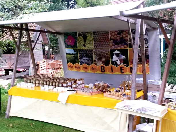 Der Stand mit Honigprodukten der Imkerei Nötzel aus Tarmstedt Der Stand mit Honigprodukten der Imkerei Nötzel aus Tarmstedt