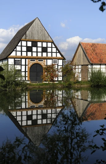 Der Dorfteich des LWL-Freilichtmuseums Detmold.