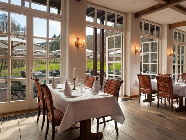 Gutshof Fensterfront klein 1.jpg