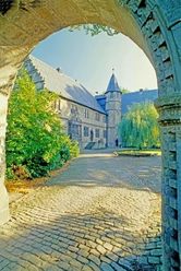 Rittergut Haddenhausen in Minden-Haddenhausen Das Bild zeigt die Einfahrt zum Rittergut Haddenhausen. Im Hintergrund sieht man das Schloss.