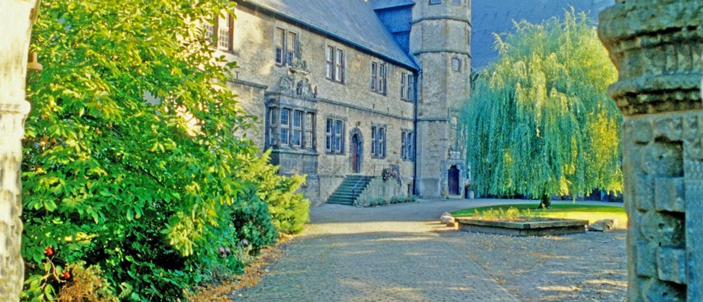 Rittergut Haddenhausen in Minden-Haddenhausen Das Bild zeigt die Einfahrt zum Rittergut Haddenhausen. Im Hintergrund sieht man das Schloss.
