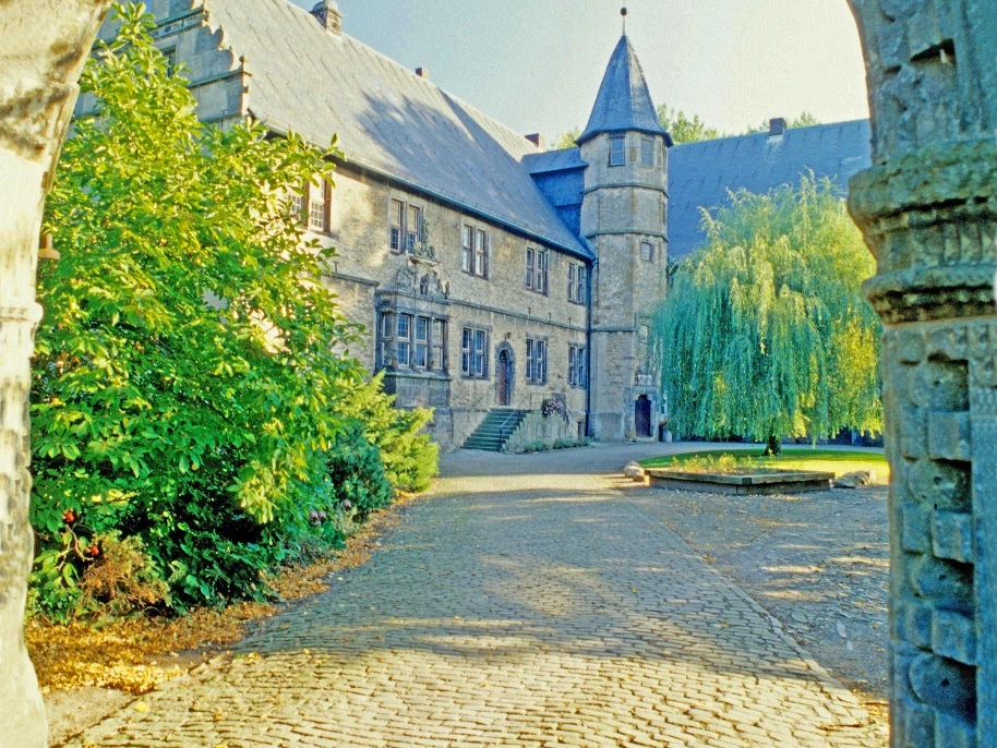 Rittergut Haddenhausen in Minden-Haddenhausen Das Bild zeigt die Einfahrt zum Rittergut Haddenhausen. Im Hintergrund sieht man das Schloss.