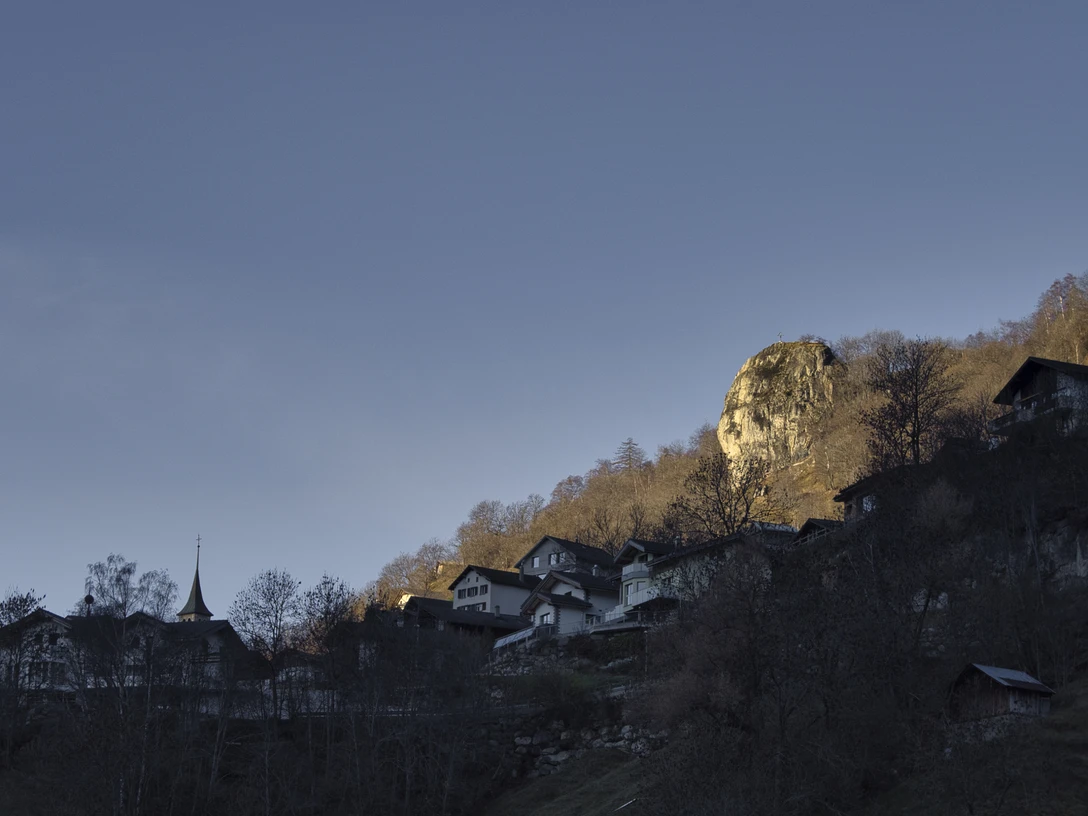 Der Mundstein – eine ovale, mächtige Fluh Der Mundstein – eine ovale, mächtige Fluh