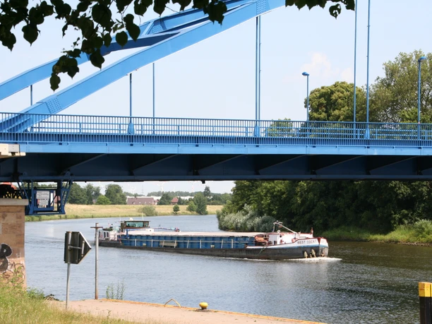 Een schip op de Weser bij Hoya