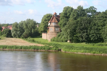 Schloss Petershagen Schloss Petershagen an der Weser, umgeben von üppigem Grün und historischen Mauern im Sommerlicht.