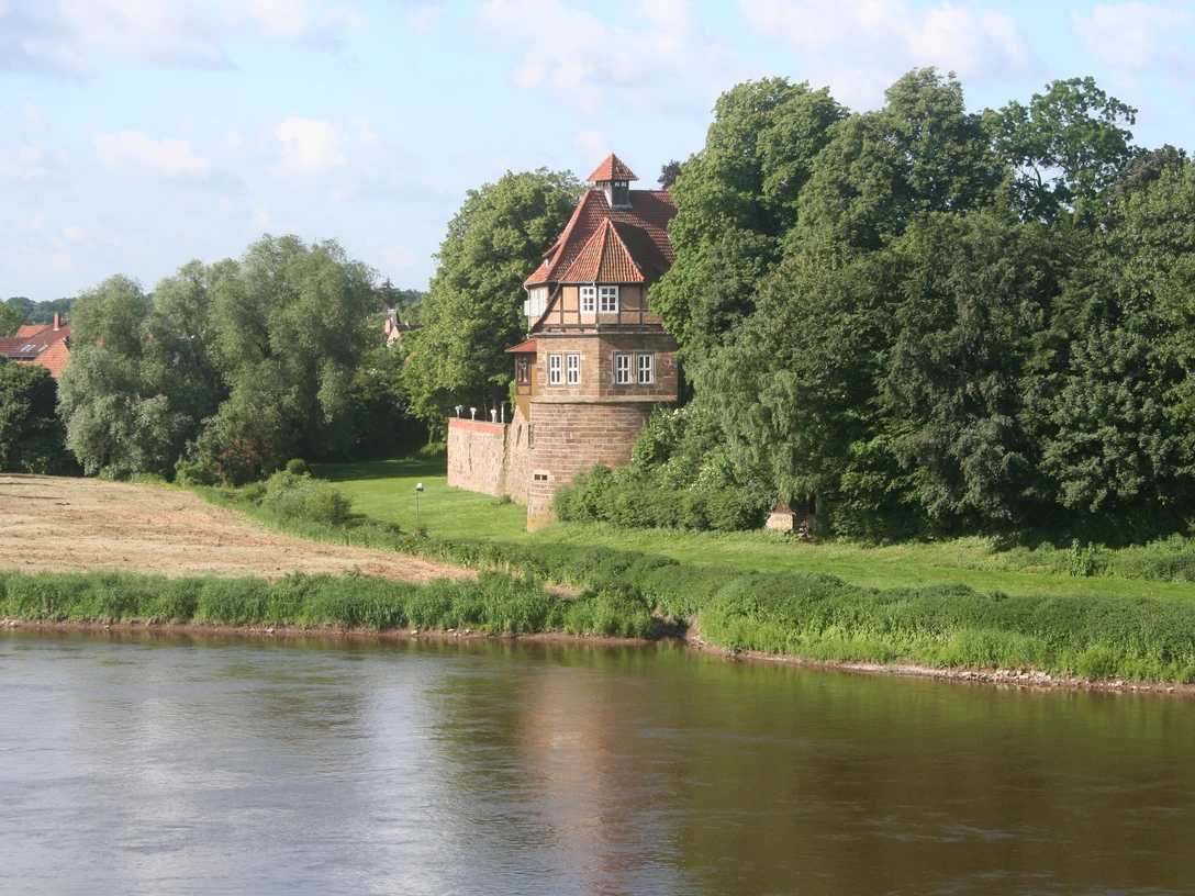 Schloss Petershagen Schloss Petershagen an der Weser, umgeben von üppigem Grün und historischen Mauern im Sommerlicht.