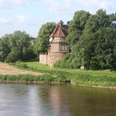 Schloss Petershagen Schloss Petershagen an der Weser, umgeben von üppigem Grün und historischen Mauern im Sommerlicht.
