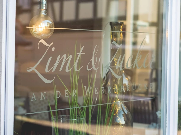 Schaufenster Cafe Zimt und Zucker an der Werrabrücke Schaufenster Cafe Zimt und Zucker an der Werrabrücke