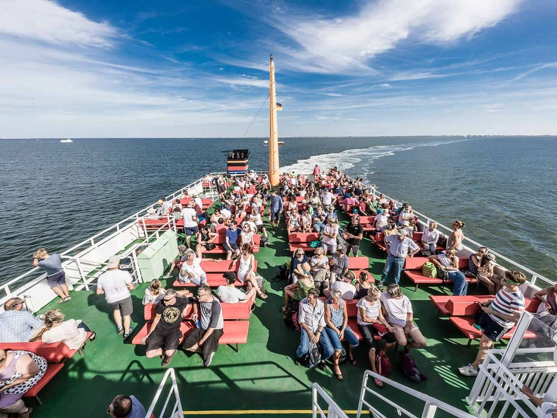 Faehre-Anreise-Juist.jpg Reederei FrisiaFrisia shipping companyFrisia rederiScheepvaartmaatschappij Frisia