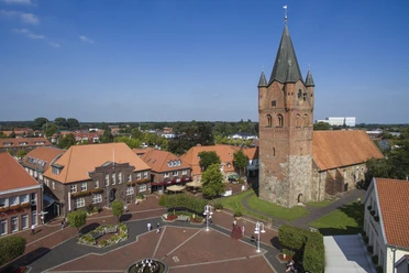 Alter Markt Westerstede.jpg Luftaufnahme Marktplatz Westerstede mit Blick auf die St.-Petri-Kirche