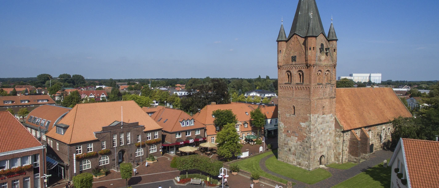 Alter Markt Westerstede.jpg Luftaufnahme Marktplatz Westerstede mit Blick auf die St.-Petri-Kirche