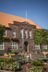 Rathaus Westerstede.jpg Gebäude, Mauer, Schriftzug Rathaus