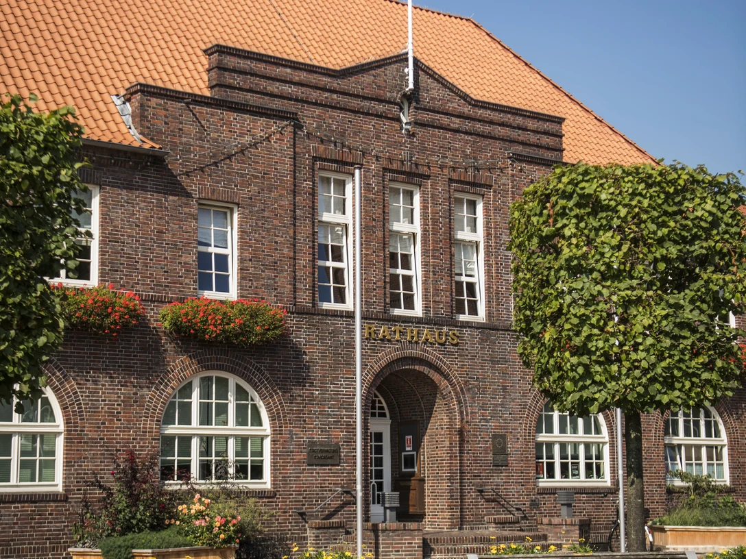 Rathaus Westerstede.jpg Gebäude, Mauer, Schriftzug Rathaus