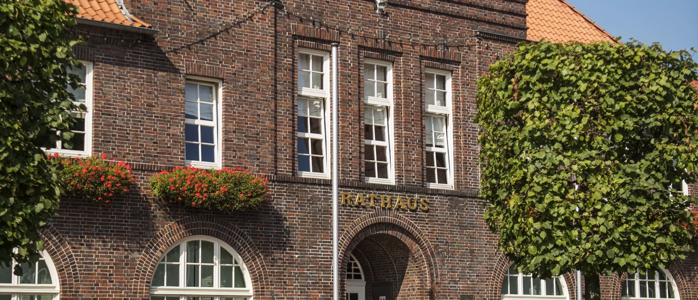 Rathaus Westerstede.jpg Gebäude, Mauer, Schriftzug Rathaus