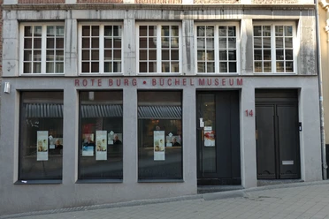 Büchel-Museum Außenansicht Die Außenansicht des Büchel-Museums zeigt eine graue Fassade mit großen Fenstern und der Aufschrift "Rote Burg - Büchel Museum".