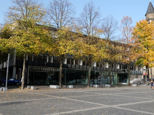 Centre Charlemagne im Herbst Blick über den Katschhof auf herbstliche Bäume und die Glasfront des Centre Charlemagne.