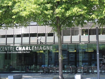 Glasfront des Centre Charlemagne mit gleichnamiger Aufschrift.