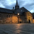 Domschatzkammer Außenansicht Dämmerung Außenansicht der Domschatzkammer im Dämmerlicht mit historischem Mauerwerk, beleuchtet von einem Straßenlaternenlicht, im Hintergrund erhebt sich ein Kirchturm