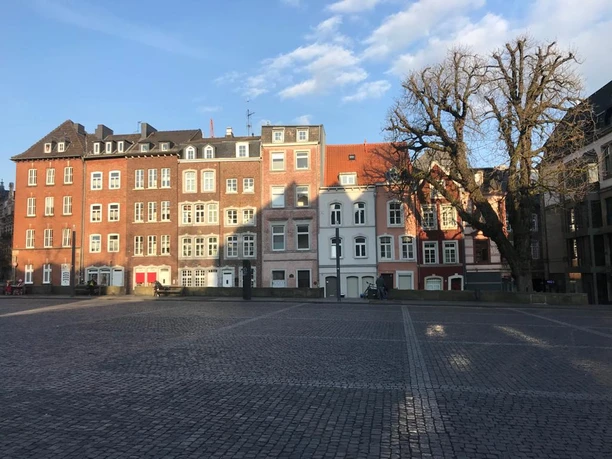 Häuserfront am Katschhof Häuserfront im Abendlicht längs am Katschhof entlang mit einem kahlen Baum davor.