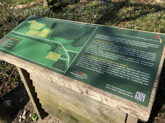 Infotafel an der Kaffeemühle zum Geschichtspfad Waldbegräbnisse Informationstafel im Freien über archäologische und historische Stätten in der Region Halle.