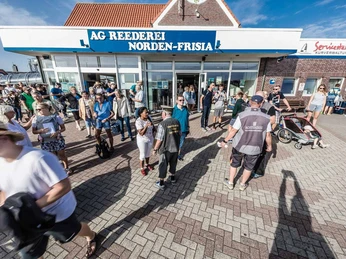 Faehre-Ankunft-Hafen.jpg Reederei FrisiaFrisia shipping companyFrisia rederiScheepvaartmaatschappij Frisia