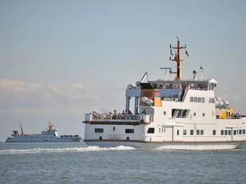 Faehre-Abfahrt-Juist.jpg Reederei FrisiaFrisia shipping companyFrisia rederiScheepvaartmaatschappij Frisia