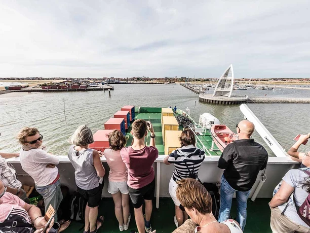 Faehre-Ankunft-Juist.jpg Frisia shipping company