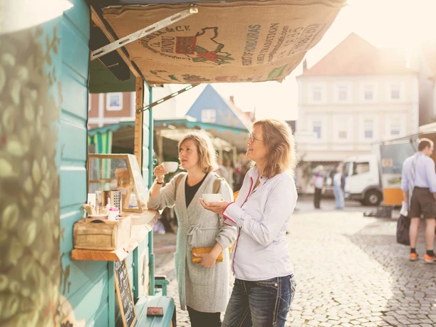Wochenmarkt Eutin Kaffee.jpg Kaffeetrinken auf dem Eutiner Wochenmarkt